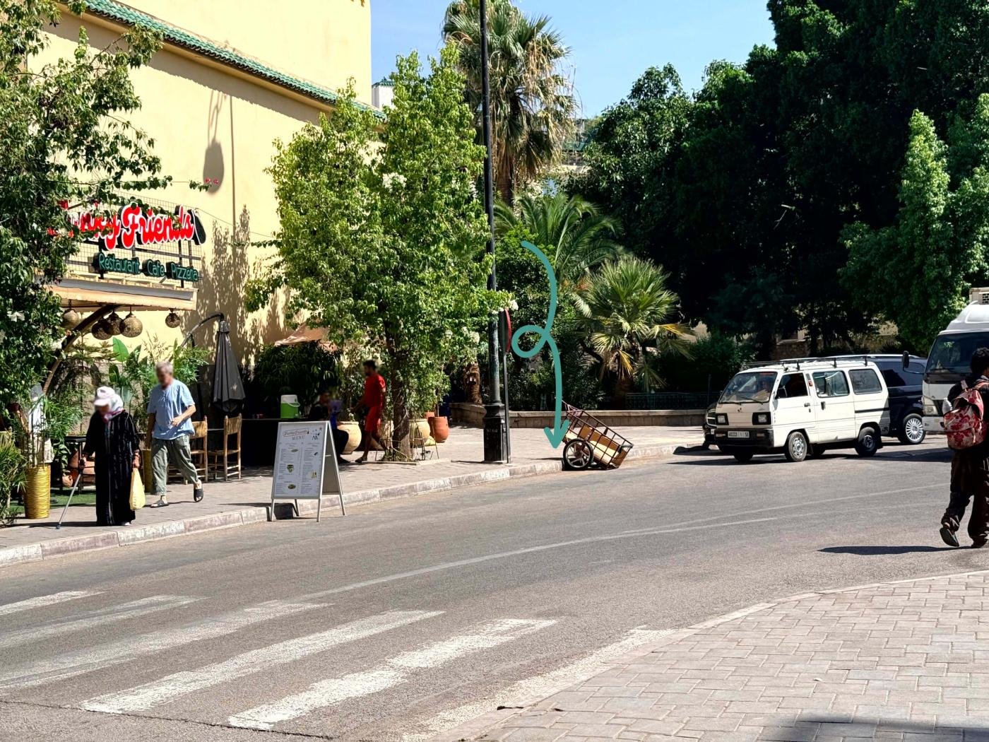 The day-trip meeting point on the R'cif roundabout: the big street lamp opposite Funky Friends restaurant
