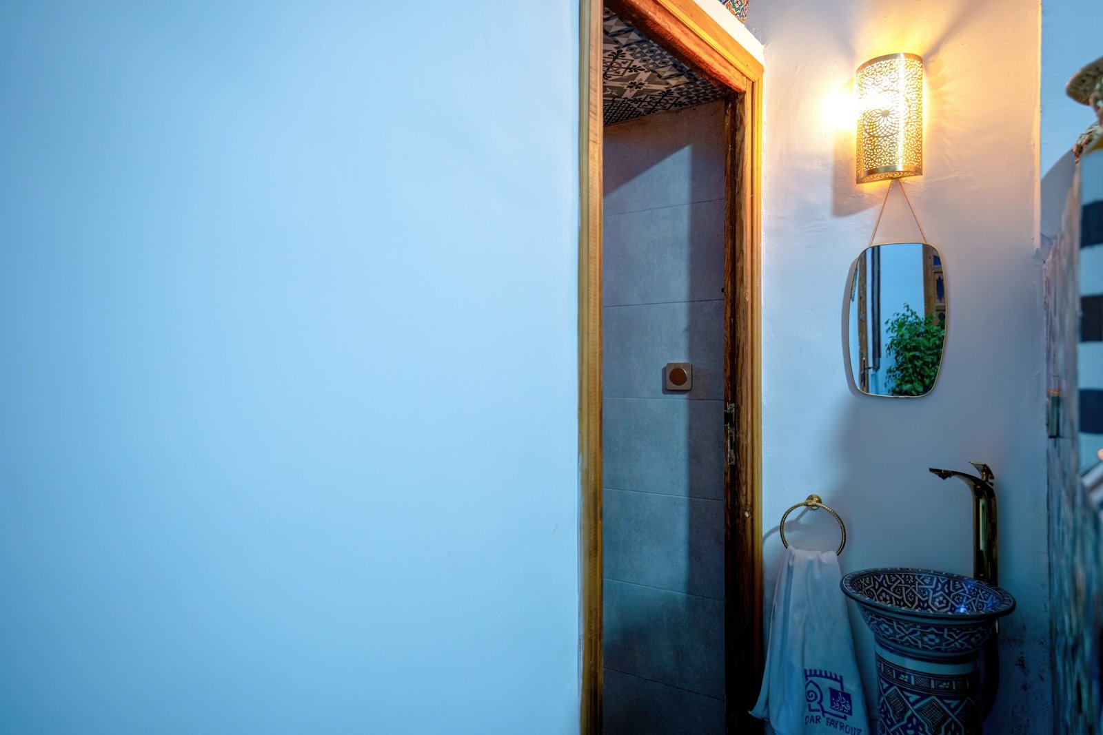 Lalla Kaoutar room, the washbasin